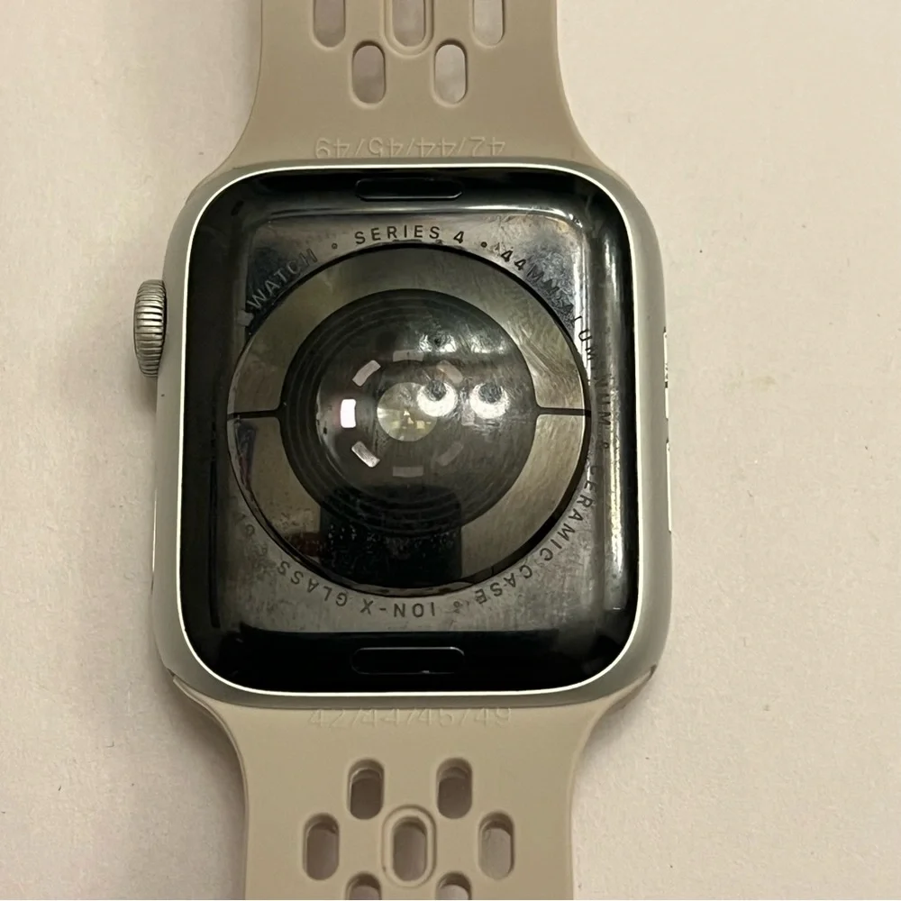 Apple Watch Series 4, Unlocked, 44mm,‎ Silver Case, Charger, Extra Band